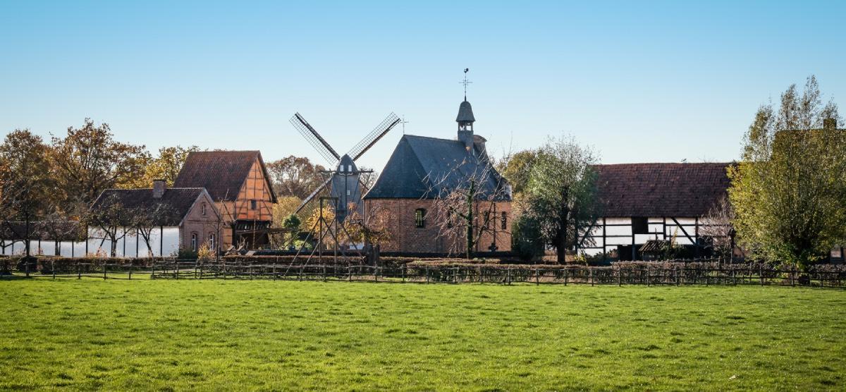 La aldea de Bokrijk, en Bélgica: el entorno rural en el que se encuentra el puente más singular de Europa