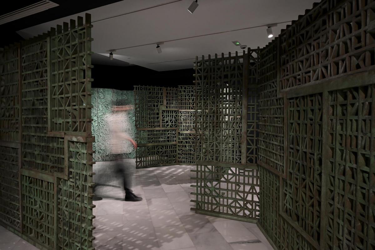 Visitante en la instalación 'Jardín de Behulifruren', creada por Cristina Iglesias en 2001.