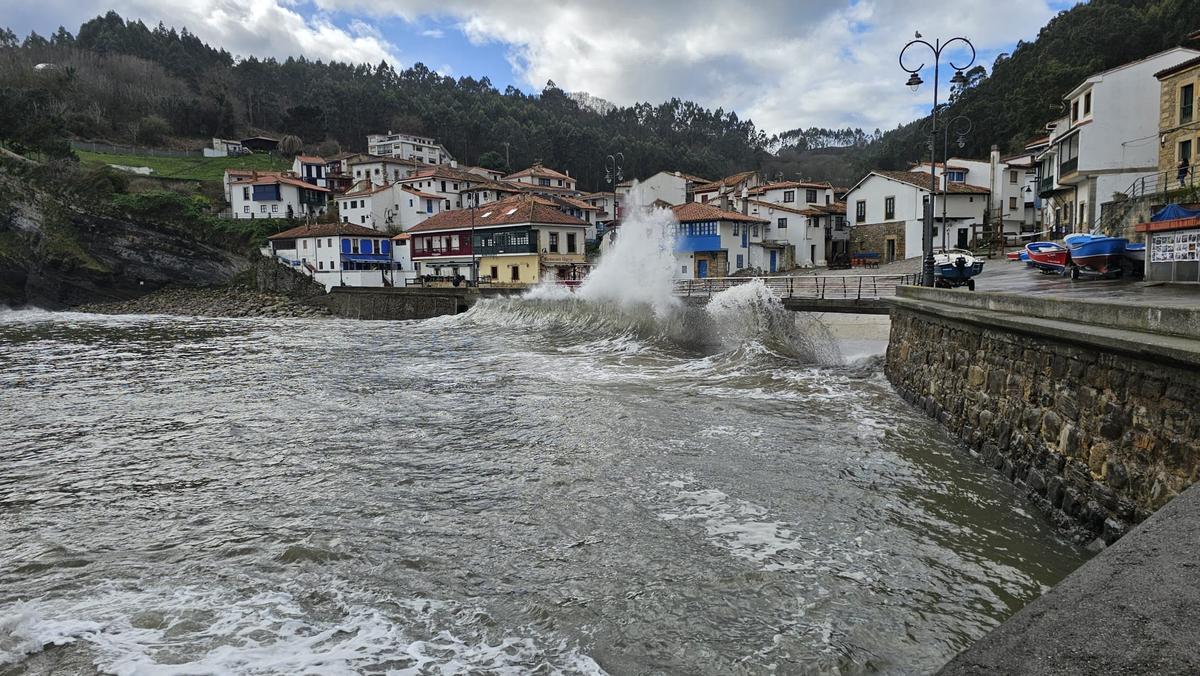 El espectacular oleaje en Tazones, en imágenes