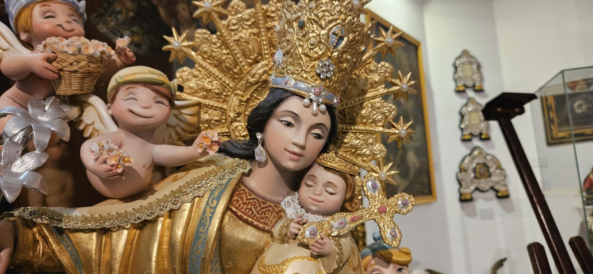 La falla Reina-Paz entrega del "ninot" de la Virgen al Museo de la Basílica