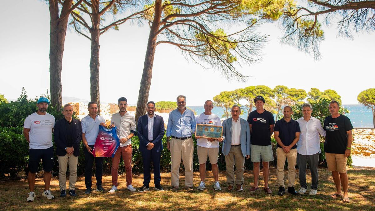 Les diverses institucions presents a la presentació del Mundial d'IQFoil, celebrada a les ruïnes d'Empúries.