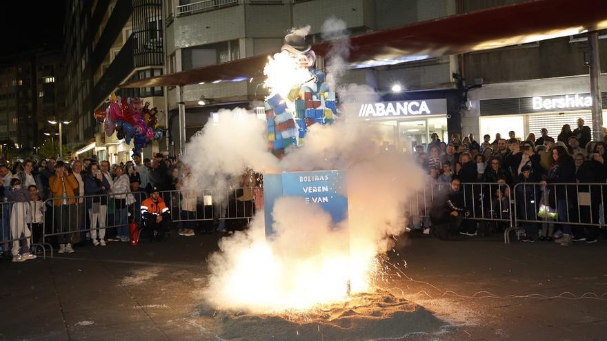 Arde o Meco pero o Entroido compostelán aínda non se despide de todo