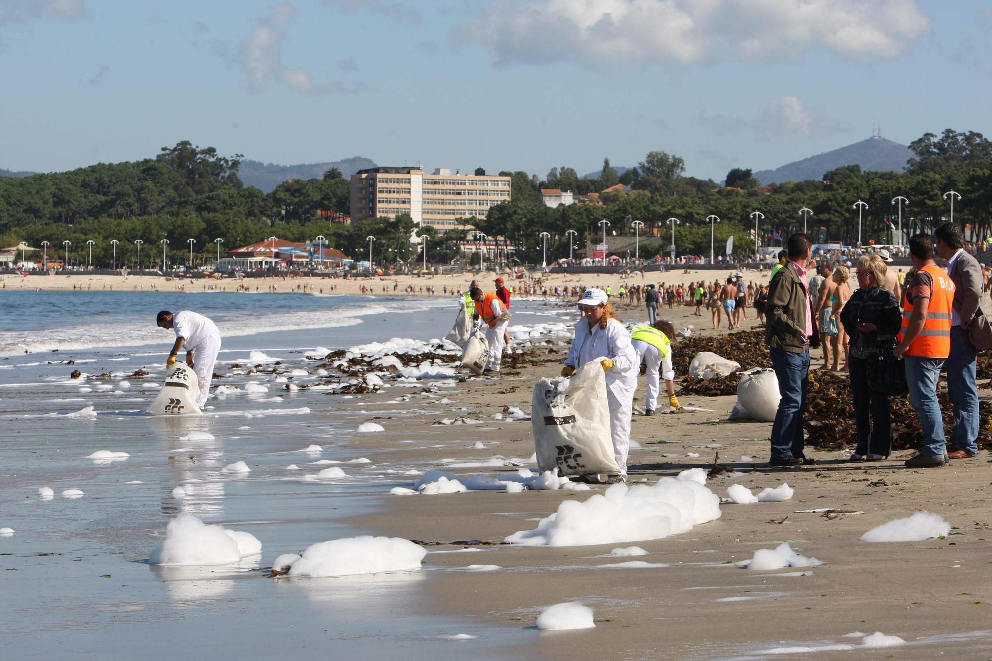 Más de 300 metros de la orilla de Samil amanecieron con un denso colchón de espuma blanca  tras el vertido de detergente y lejía al río Lagares por el incendio de la empresa Quimizor (2).jpg