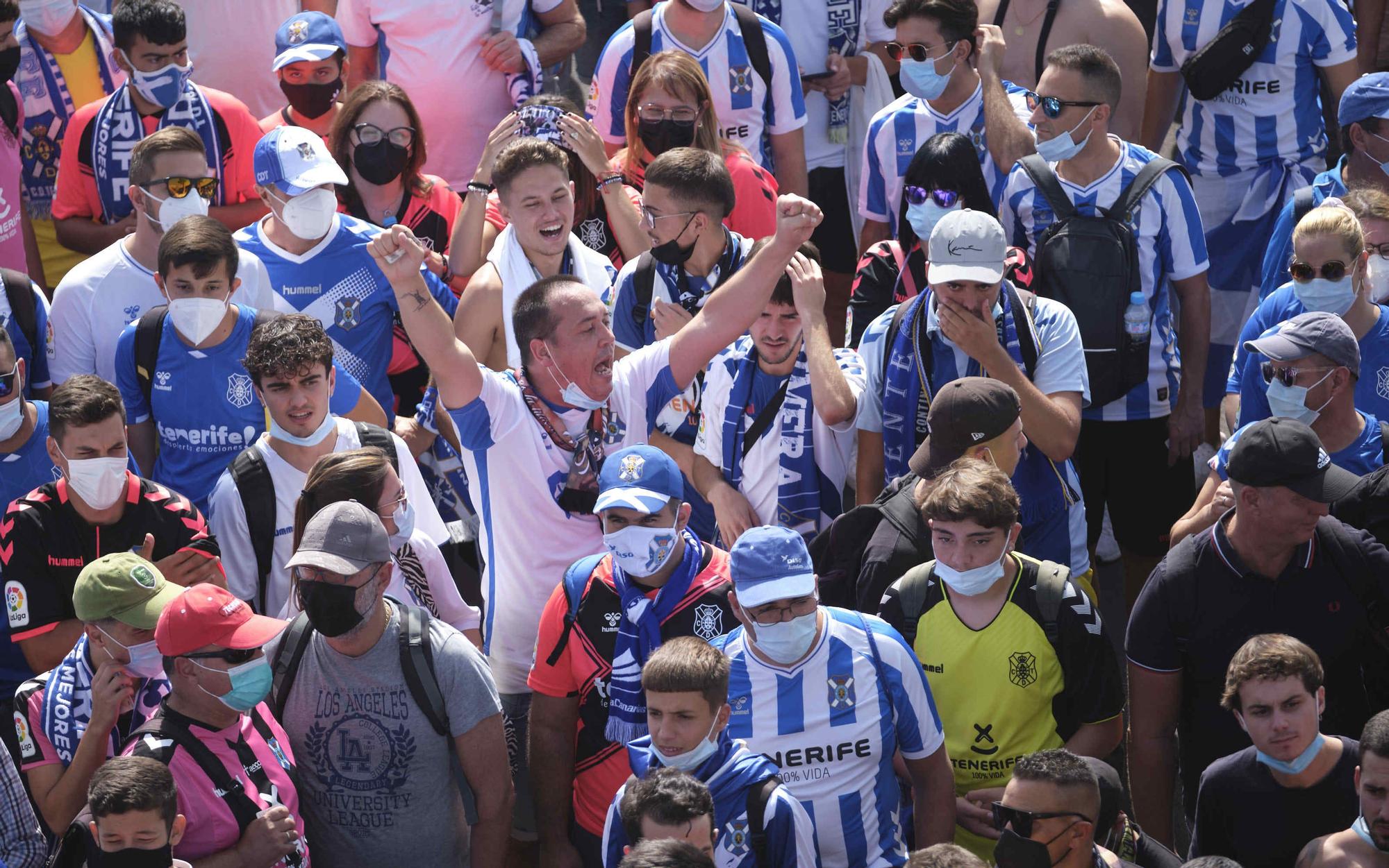 Aficionados del CD Tenerife, rumbo al derbi