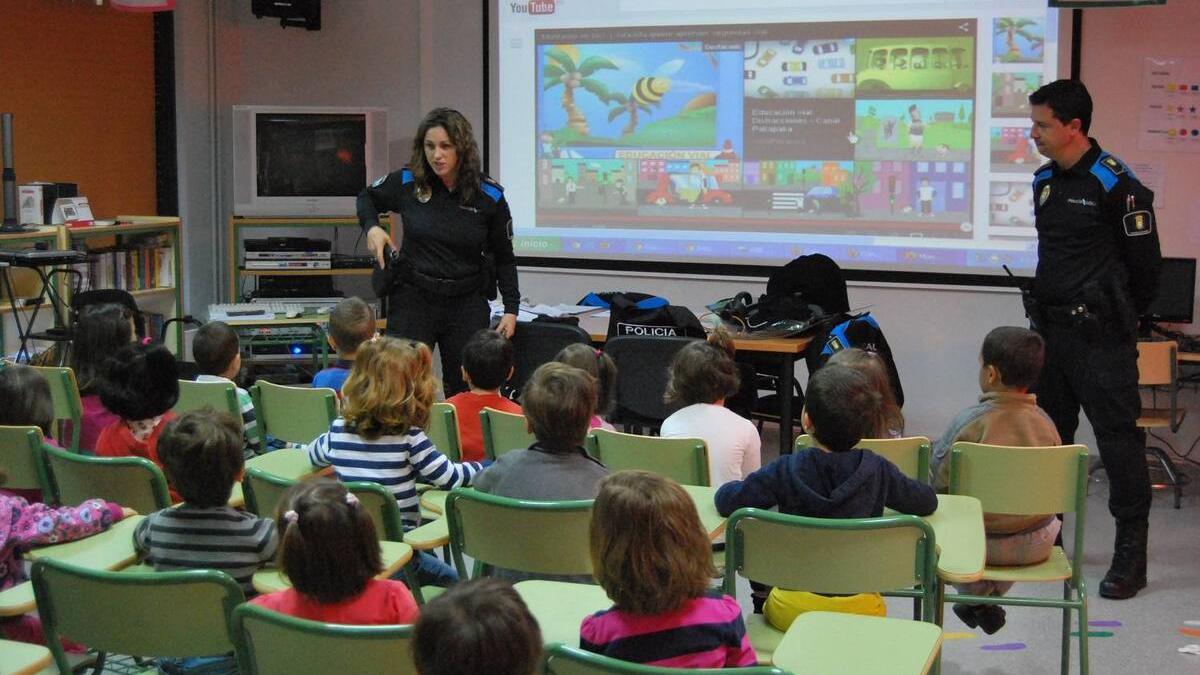 Imagen de archivo de alumnos de Infantil recibiendo una charla sobre seguridad vial en Ames