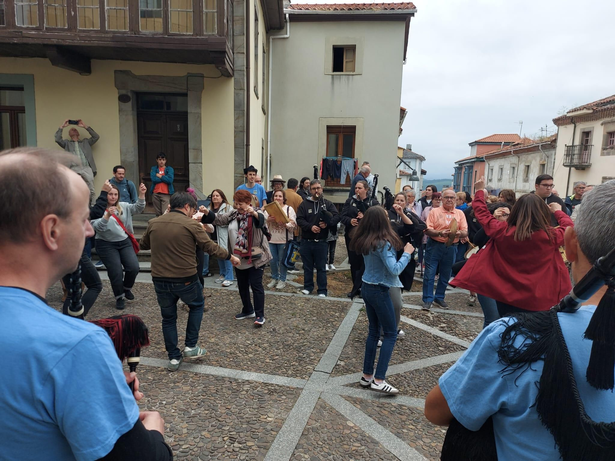 En imágenes: Así fue la manifestación contra el cierre de la Escuela de Música de Tineo