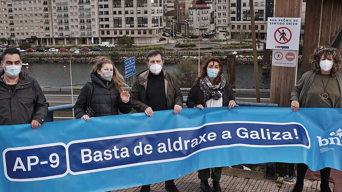 Miembros del BNG en un acto de protesta ayer en A Barca.   | // FDV