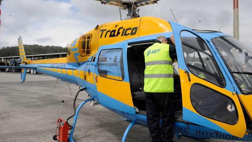 Helicóptero de la DGT, con base en el aeropuerto de Alvedro.