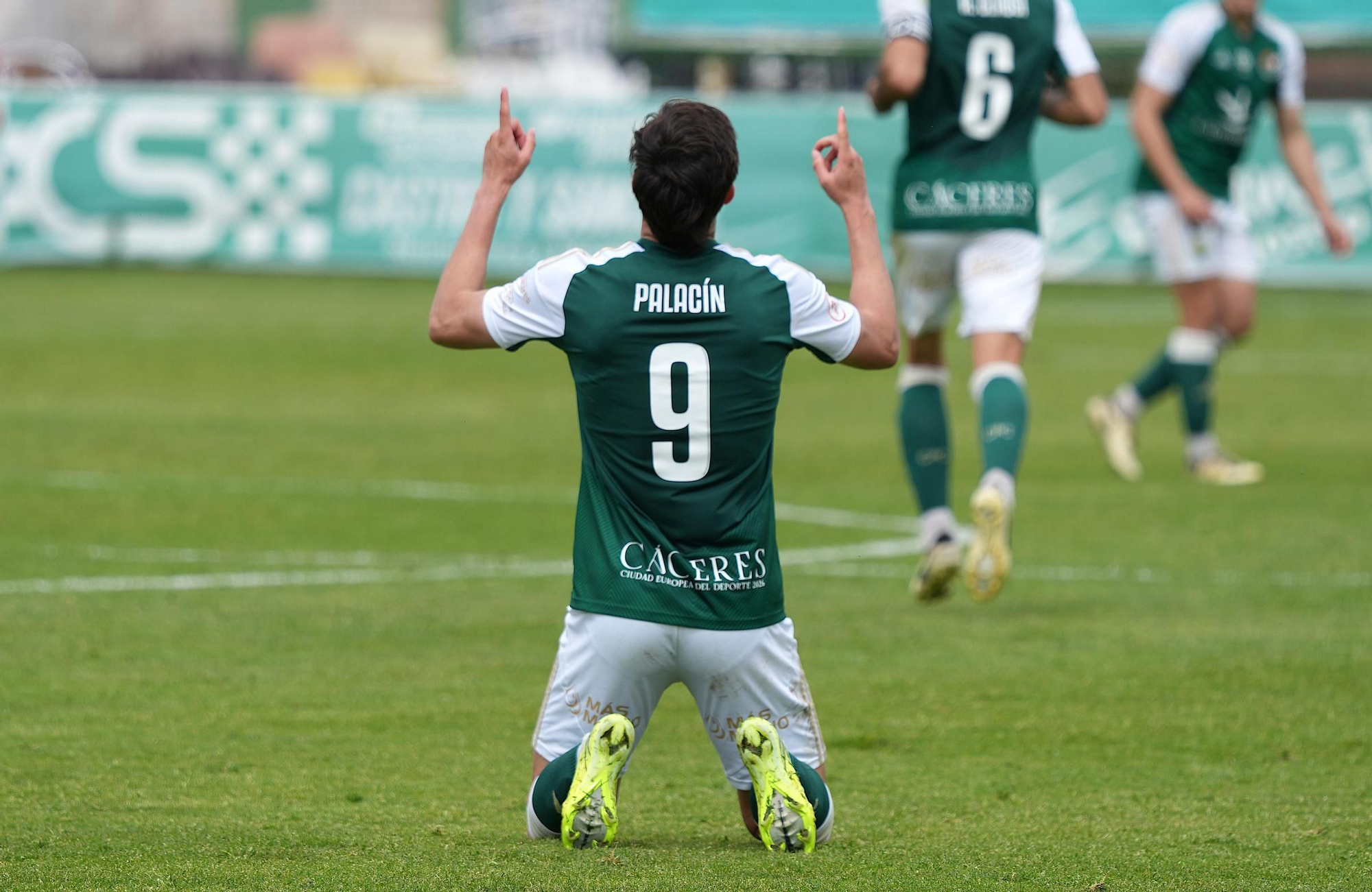 Palacín y Sancho conducen otra vez la fiesta del Cacereño