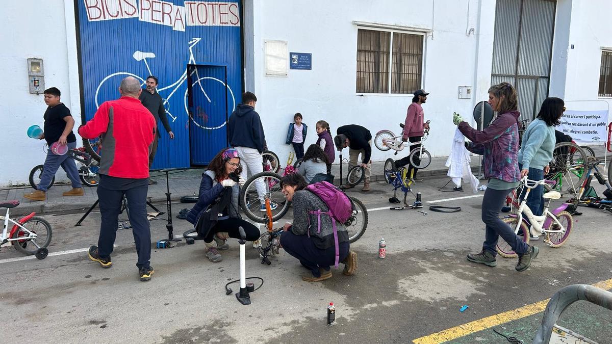 Taller de reparación de bicicletas de Soterranya con colaboradoras de Euskadi.