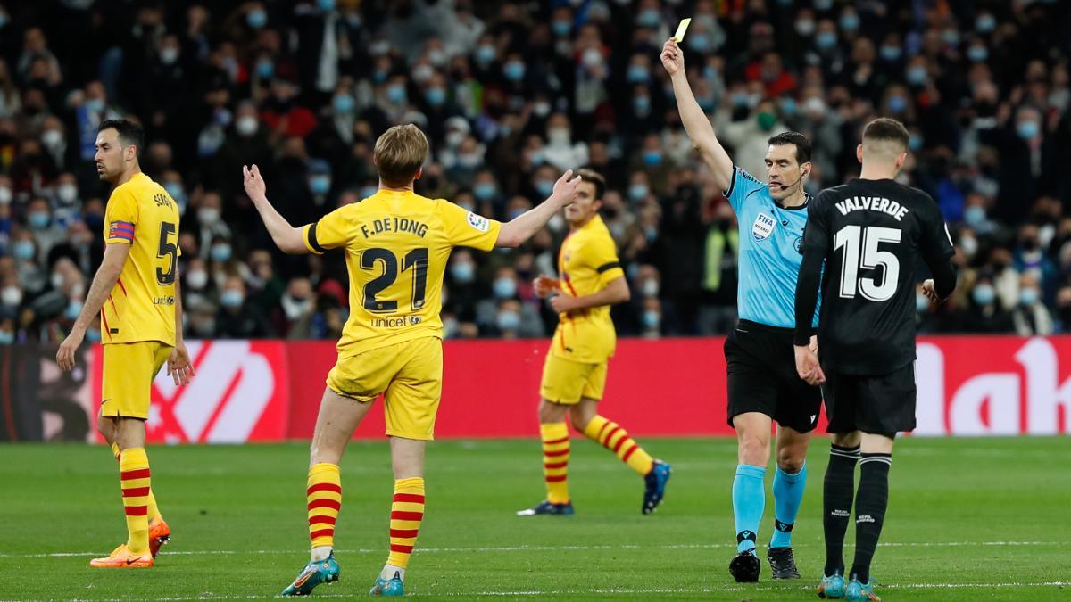 Martínez Munuera dirigiendo un Real Madrid - FC Barcelona