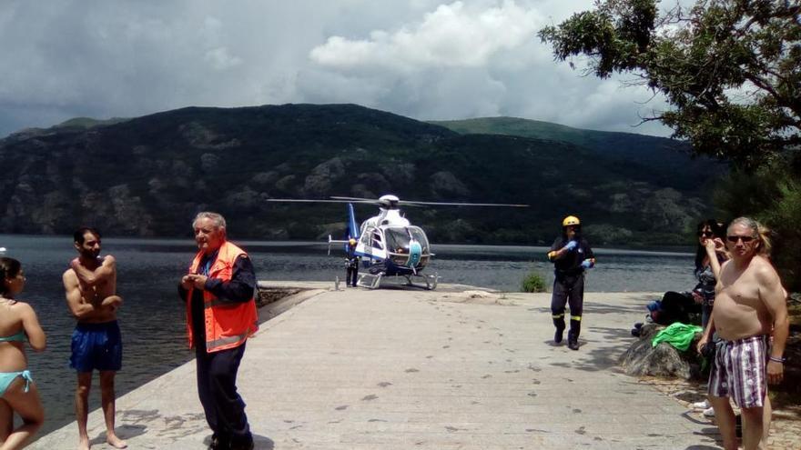 Un helicóptero en la playa para evacuar al menor.