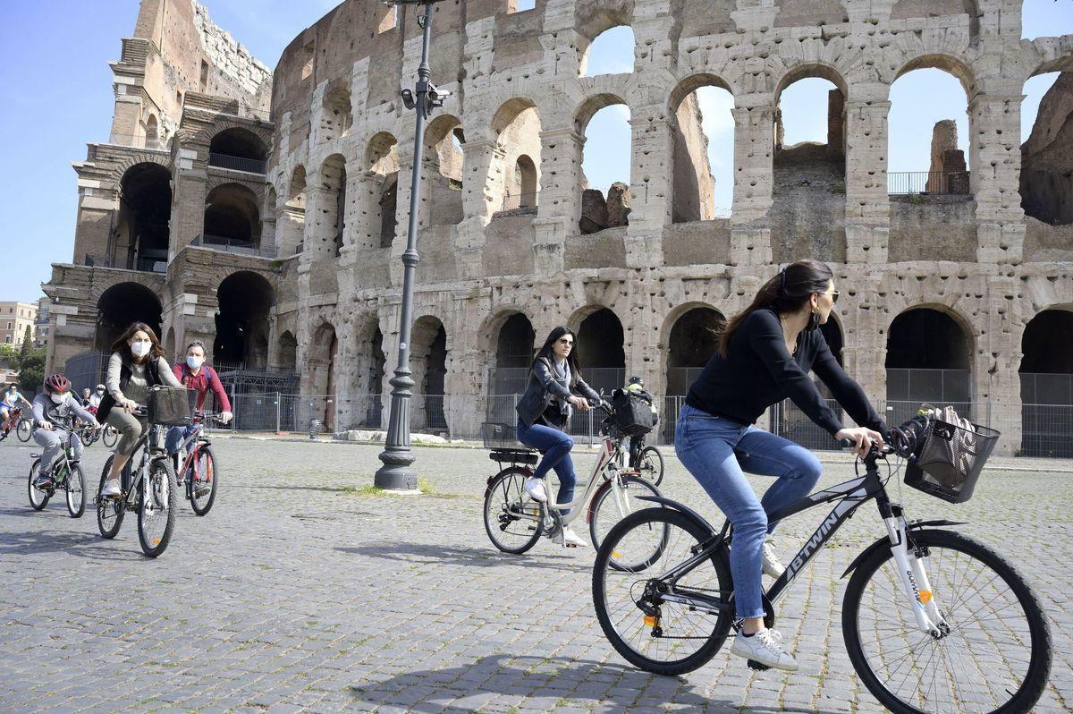 Roma cerró el tráfico alrededor del Coliseo hace una década.