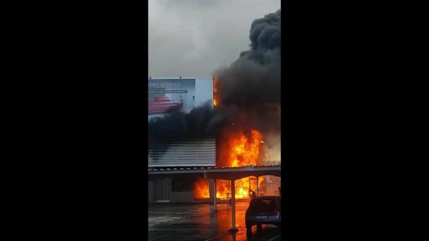 Incendio en Carrefour Alameda