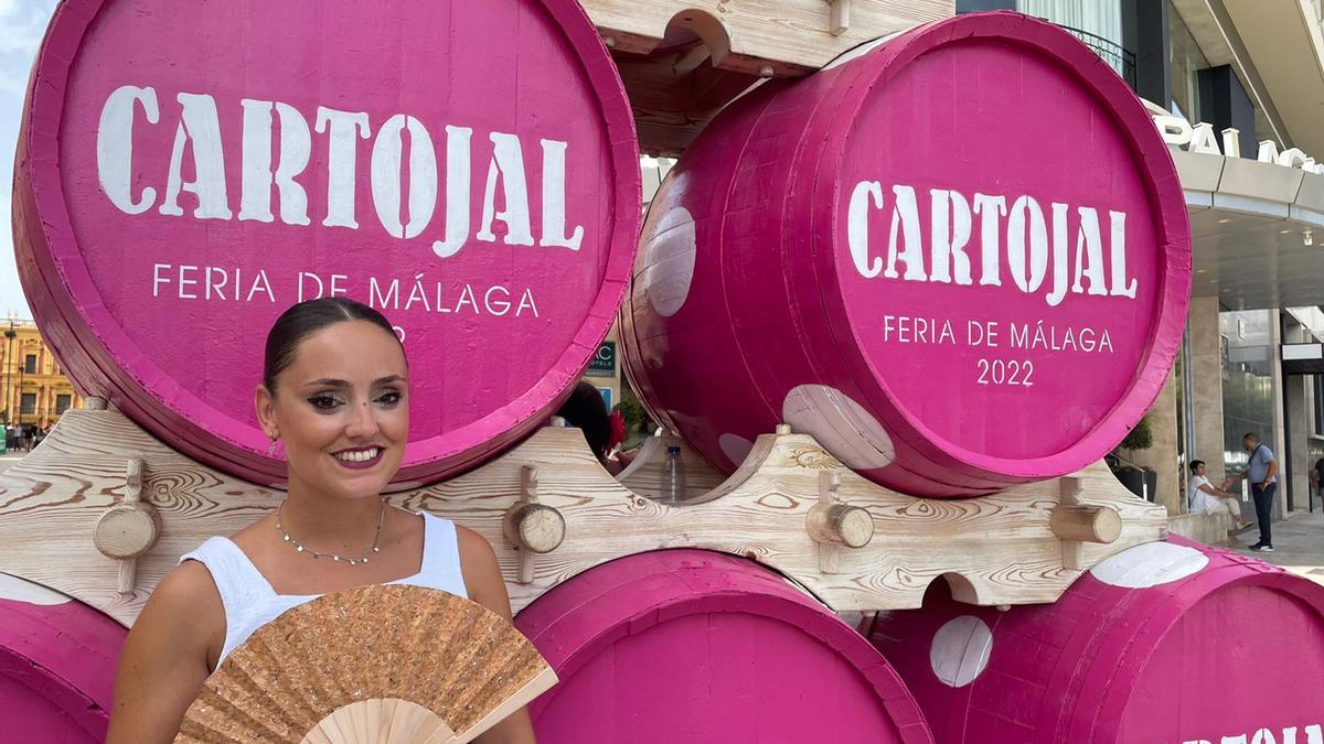 La edil de Deportes, Irene Jódar Pérez, ante un photocall de vino dulce Cartojal, que tradicionalmente se degusta en la Feria de Málaga, de la que disfrutaba estos días.