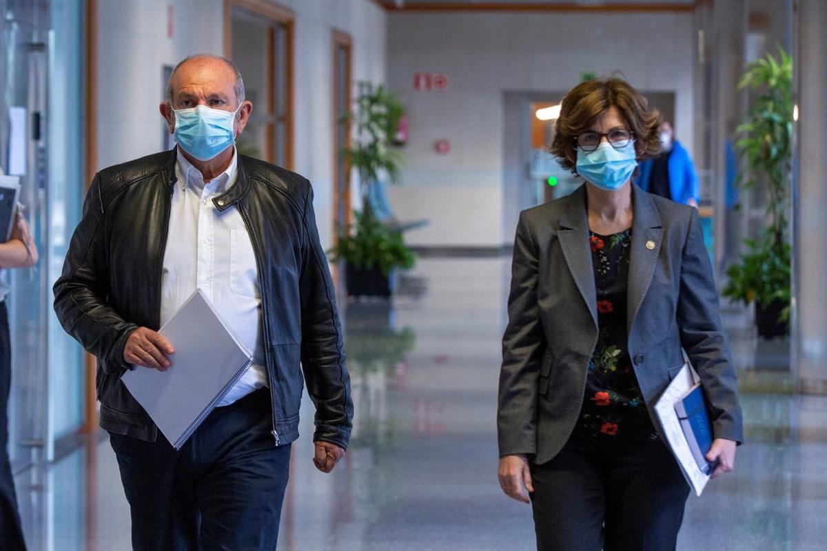 GRAFCAV6442. VITORIA, 10/06/2020.-La consejera de Salud del Gobierno Vasco, Nekane Murga (d), y el director gerente del hospital de Basurto (Bizkaia), Eduardo Maiz, comparecen este miércoles en Vitoria para informar de la situación en el centro sanitario, en el que el foco de Covid-19 alcanza ya los 25 positivos confirmados por PCR, 5 más que ayer, y en el que una de las personas infectadas ha fallecido.