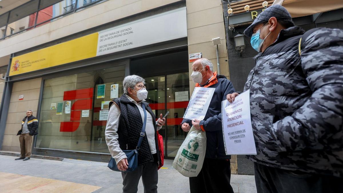 Protestas ante una oficina de la Seguridad Social en Alicante por la falta de atención presencial.