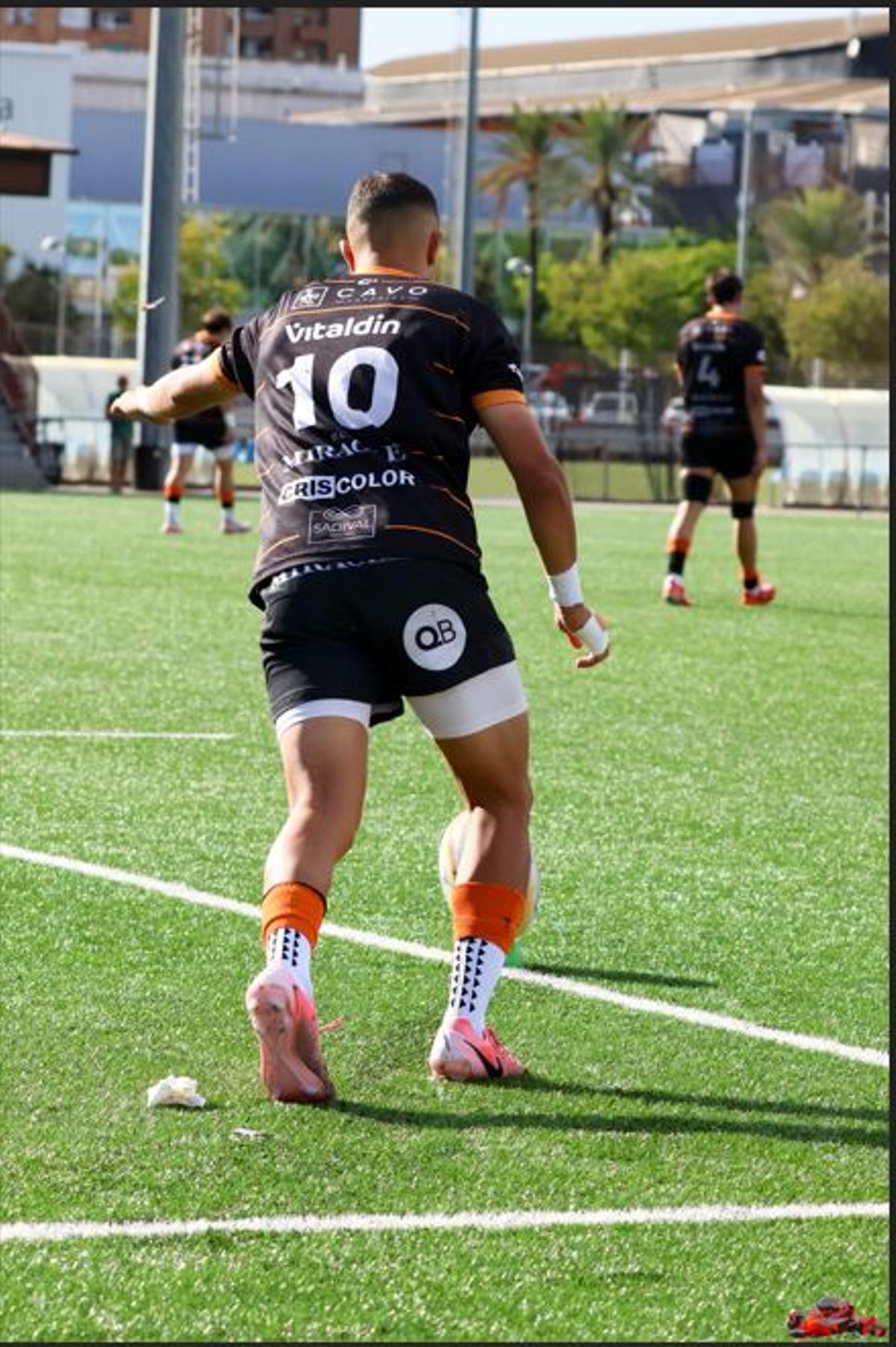 Lucas Martin para patear.