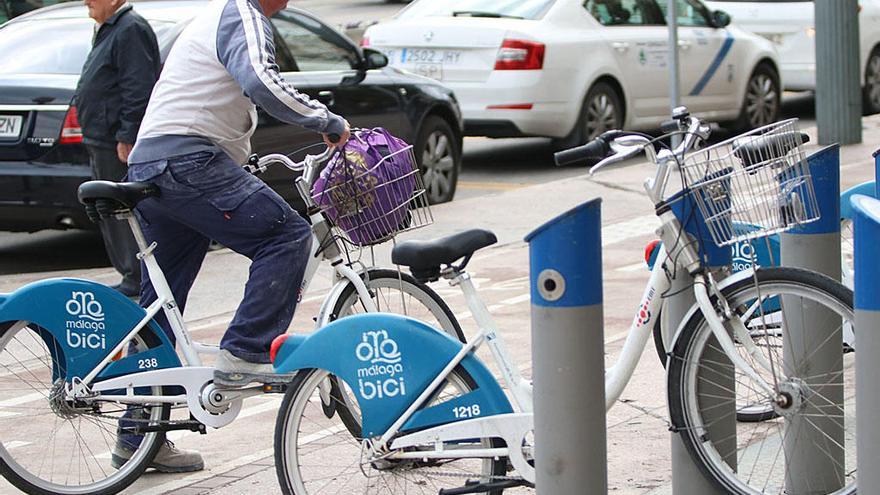 Un usuario del servicio de alquiler de bicicletas municipal, en la plaza de la Marina.