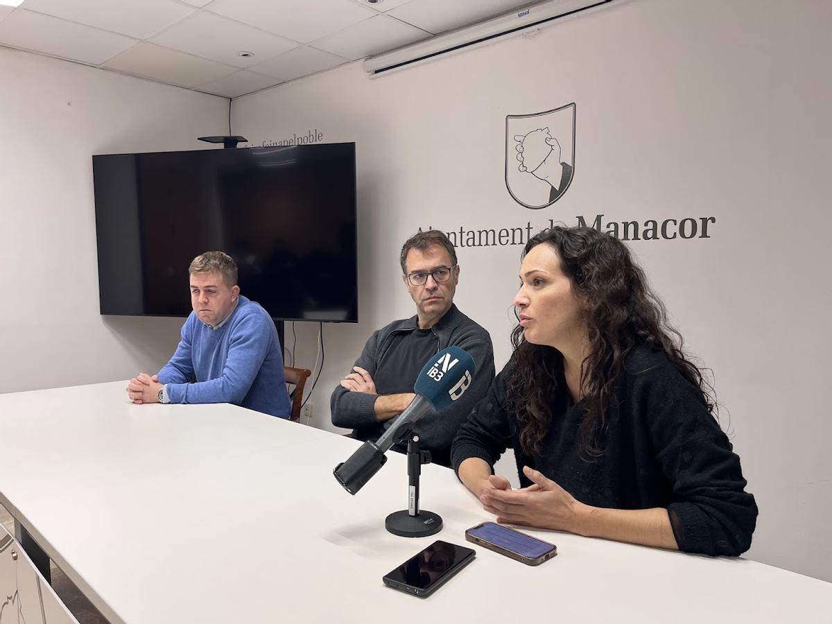 Núria Hinojosa, en primer plano, junto al alcalde Miquel Oliver y el nuevo gerente de Urbanismo Pedro Puche, durante la presentación.