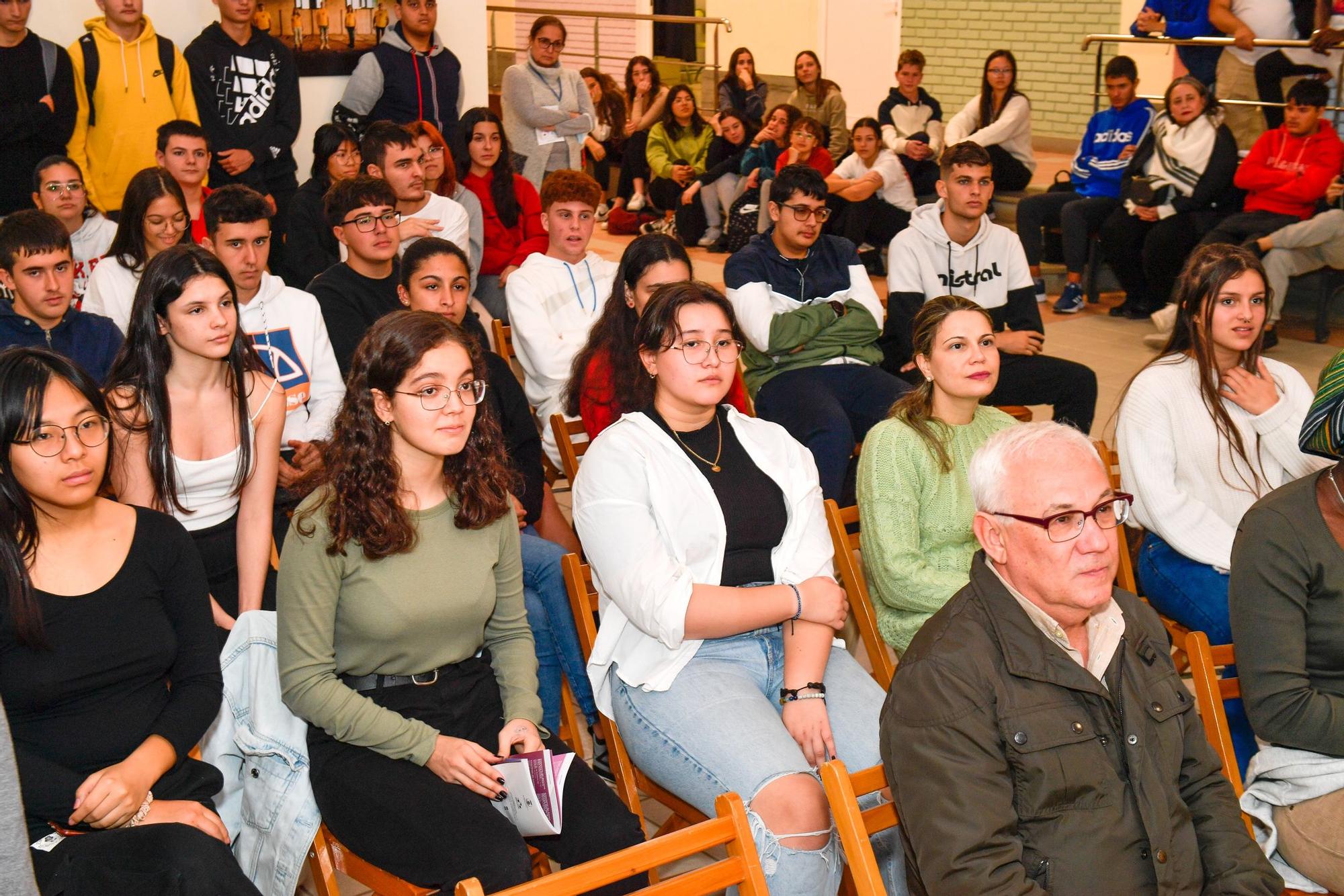 Alumnos de seis centros educativos de Santa Lucía hacen un libro de viñetas