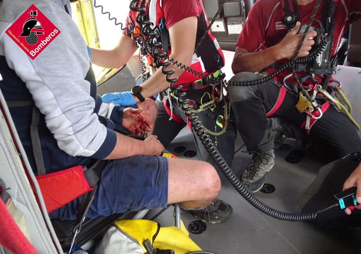 El herido al rodar ladera abajo en la Serra de Bèrnia, en el helicóptero