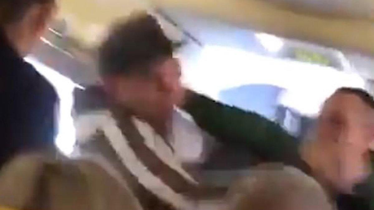 VÍDEO | Un pasajero trata de arrancarle la nariz a otro de un mordisco en un vuelo de Ryanair