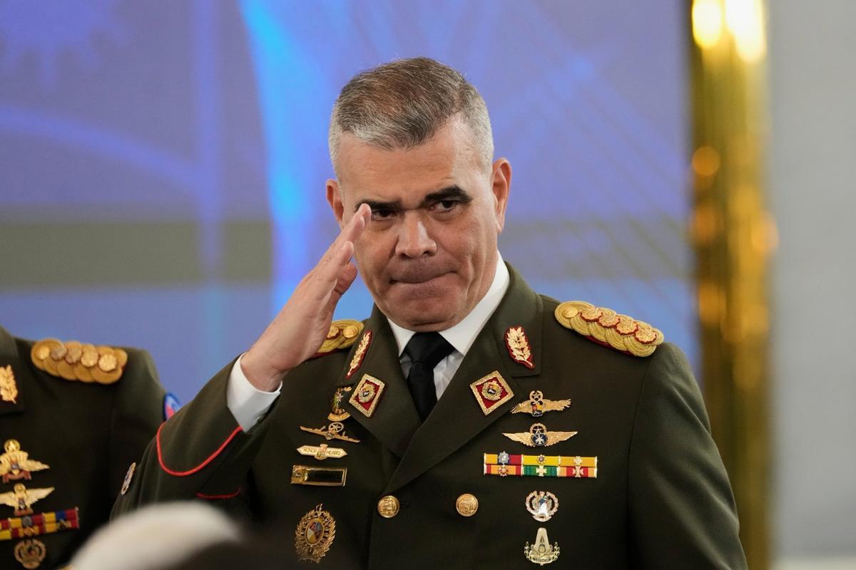 El ministro de Defensa, Vladímir Padrino López, antes de una reuda de prensa en Caracas.