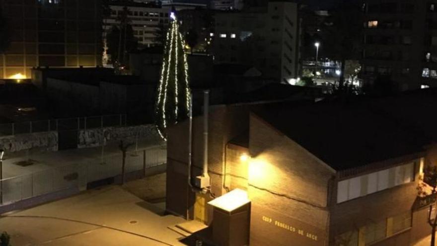 El CEIP Federico de Arce enciende  su árbol de Navidad de más de 30 metros