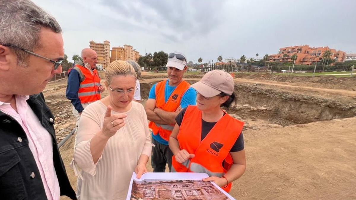 Ana Mula, la alcaldesa de Fuengirola, ha visitado el enclave romano de Suel.