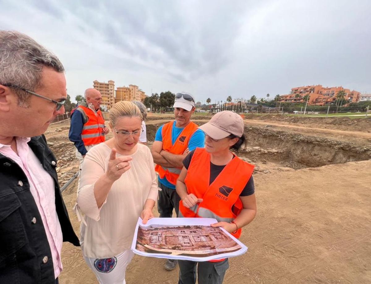 Ana Mula, la alcaldesa de Fuengirola, ha visitado el enclave romano de Suel.
