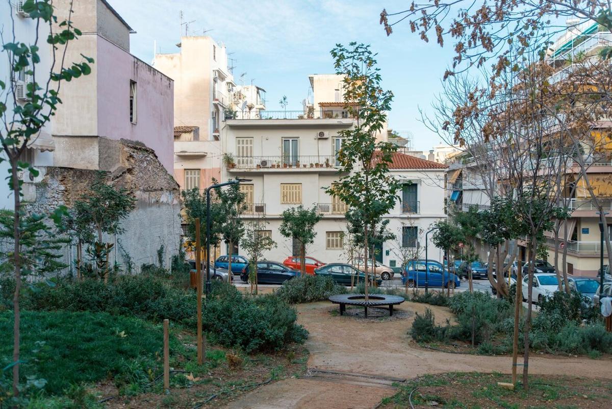 Un 'pocket park' (parque pequeño o de bolsillo) entre edificios de Atenas