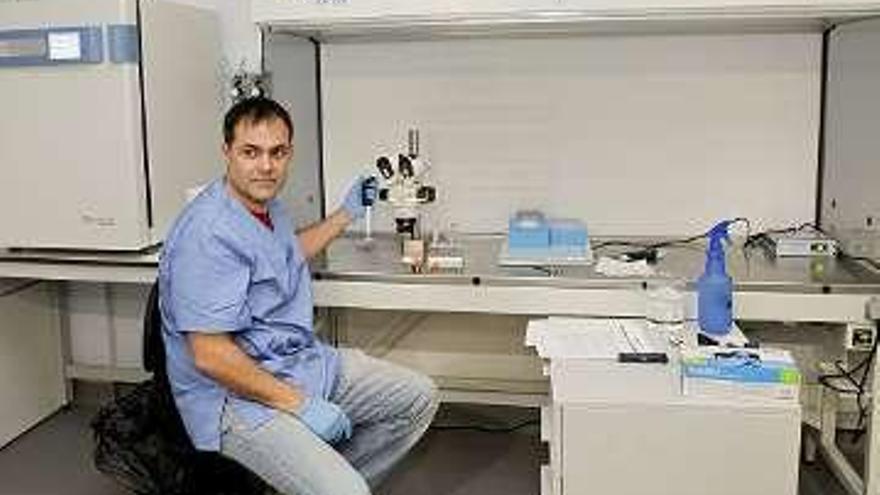 Alejandro Vázquez, en el laboratorio de Asturbiotech.