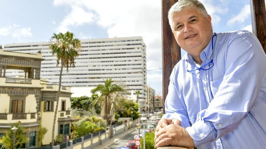 José Juan Arencibia posa, ayer, en el balcón de la sede de la Federación Interinsular, ubicada en la calle Ángel Guimerá.  | | JUAN CASTRO