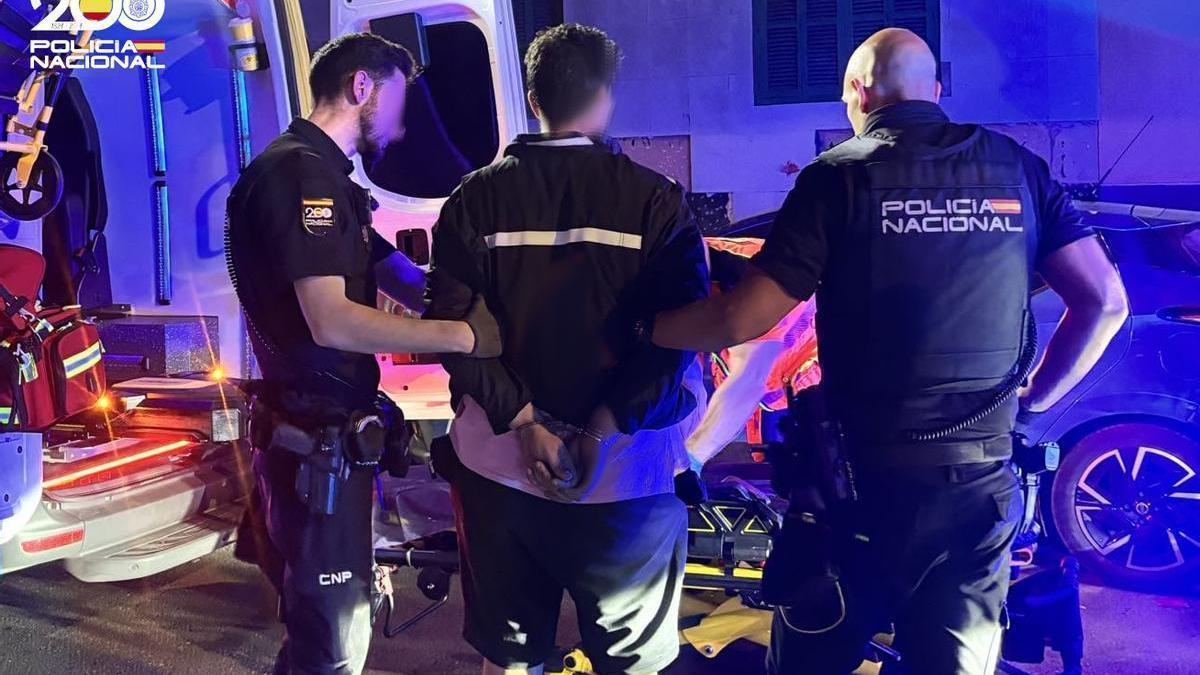 Agentes de la Policía Nacional custodian al detenido.