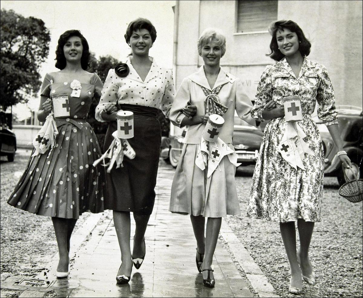 Velasco, primera por la izquierda, en 'Las chicas de la Cruz Roja' (1958).