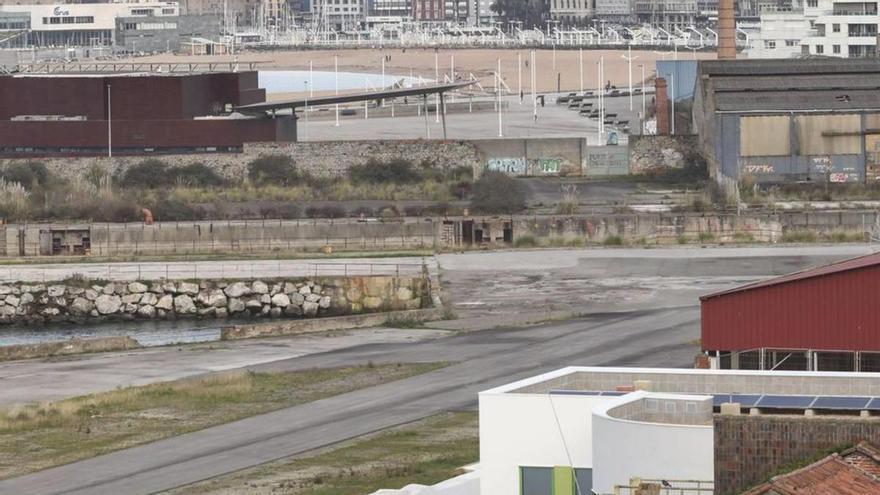 Terrenos de Naval Gijón con el Acuario y la playa de Poniente al fondo. | PABLO SOLARES