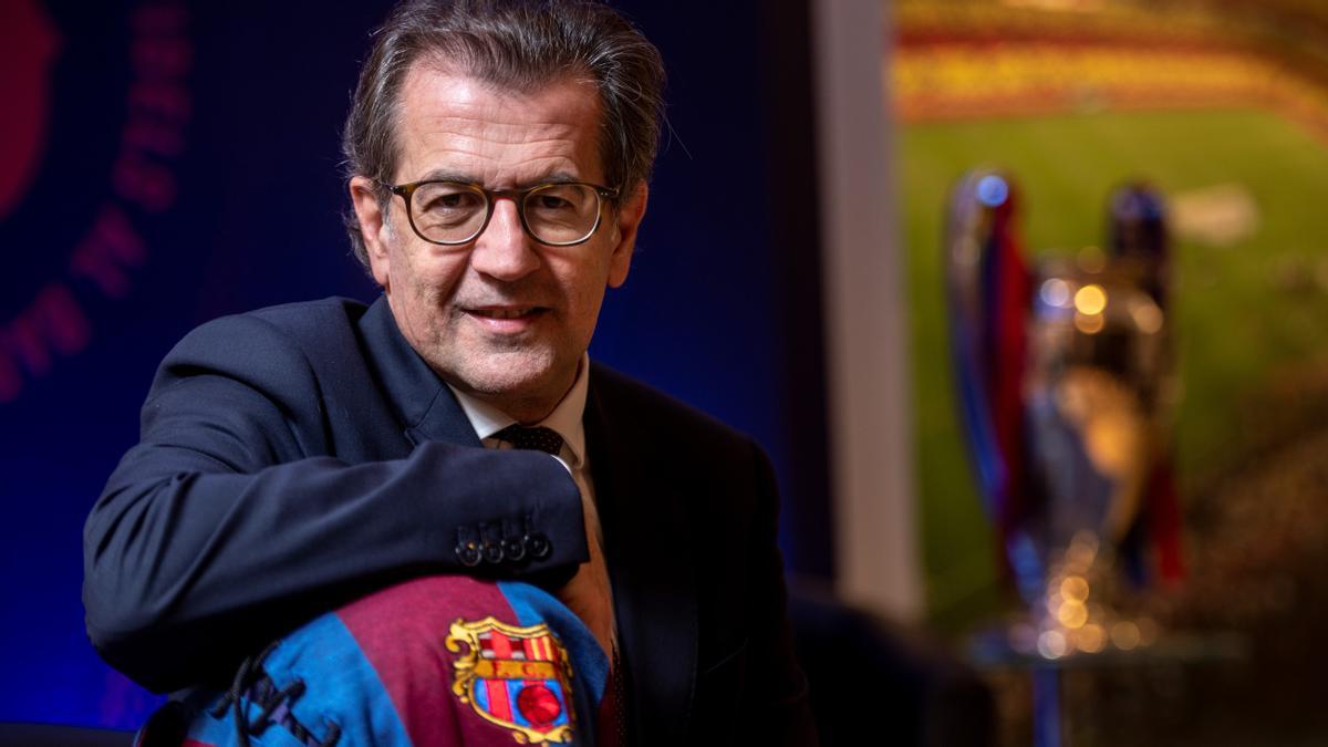 Toni Freixa, con la Copa de Europa de fondo, tras el encuentro con El Periódico.