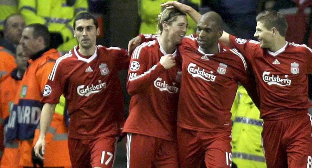 Arbeloa celebra un gol con Fernando Torres en el Liverpool