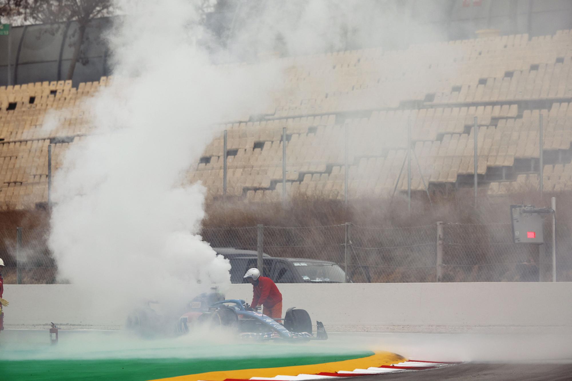 El Alpine de Fernando Alonso en llamas, el Plan se tuerce