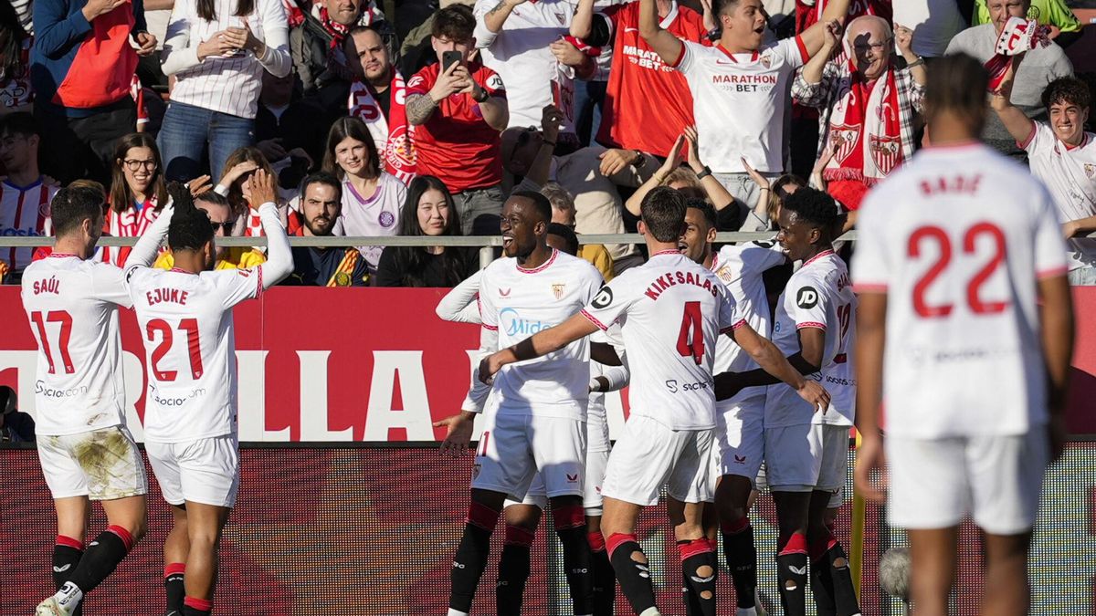 El extremo belga del Sevilla FC Dodi Lukebakio celebra tras anotar un gol ante el Girona