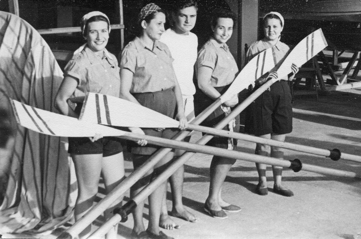 La joven malagueña, primera por la izquierda, siempre fue una apasionada de los deportes náuticos y es la socia número 5 del Real Club Mediterráneo.