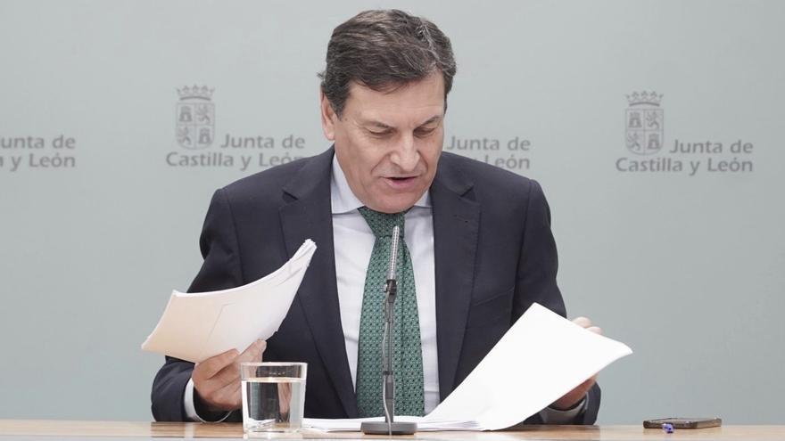 El consejero de Economía y Hacienda y portavoz, Carlos Fernández Carriedo, en  la rueda de prensa. | RUBÉN CACHO / ICAL
