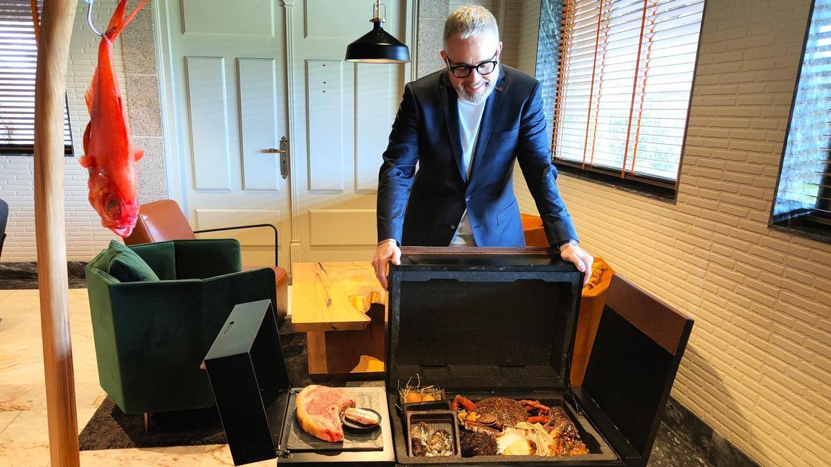 Manuel Vidal, con los productos del día del asador O'Pazo, en Padrón.