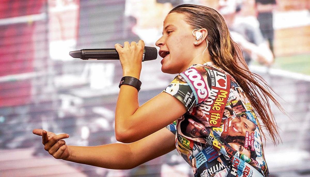 La jove artista catalana Mushkaa, en un moment de la seva actuació.