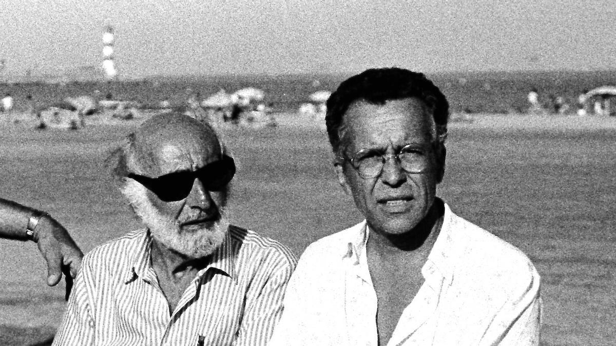 Manel Menéndez amb el poeta Palau i Fabre.