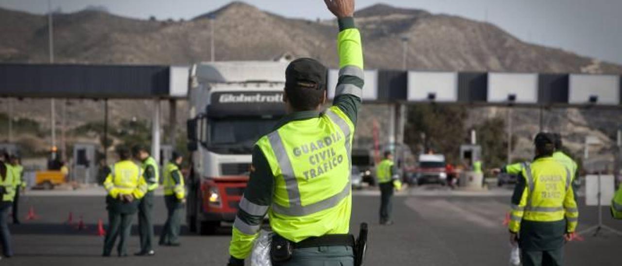 Un guardia civil da el alto a un camionero para realizarle un control de alcoholemia.