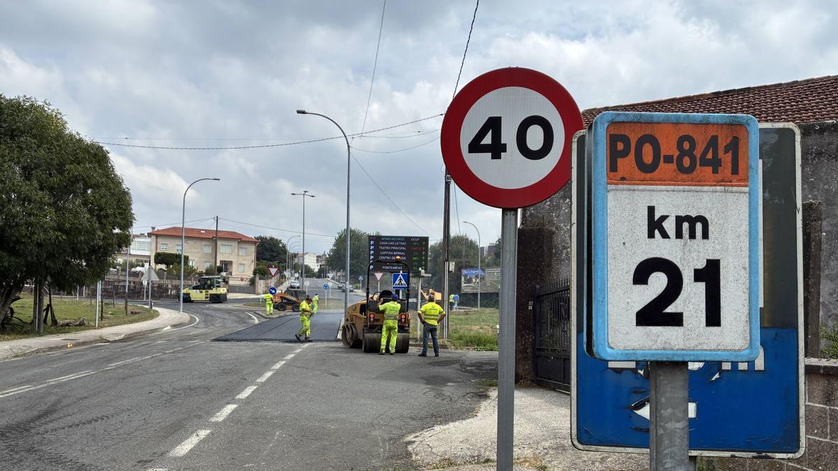 Obras de mejora en una rotonda de Figueroa de Arriba, A Estrada.