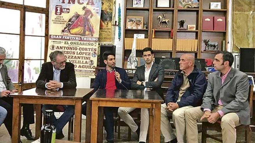 Toreros y ganadero, componentes del cartel, durante la presentación del acto.