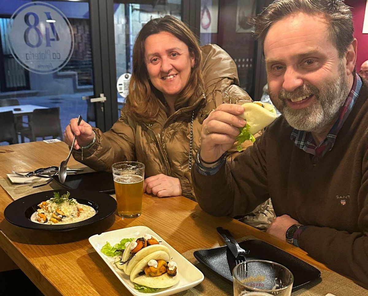 Dos grovenses en la degustación de platos de mejillón en la tapería O 48 da Platería. | FdV
